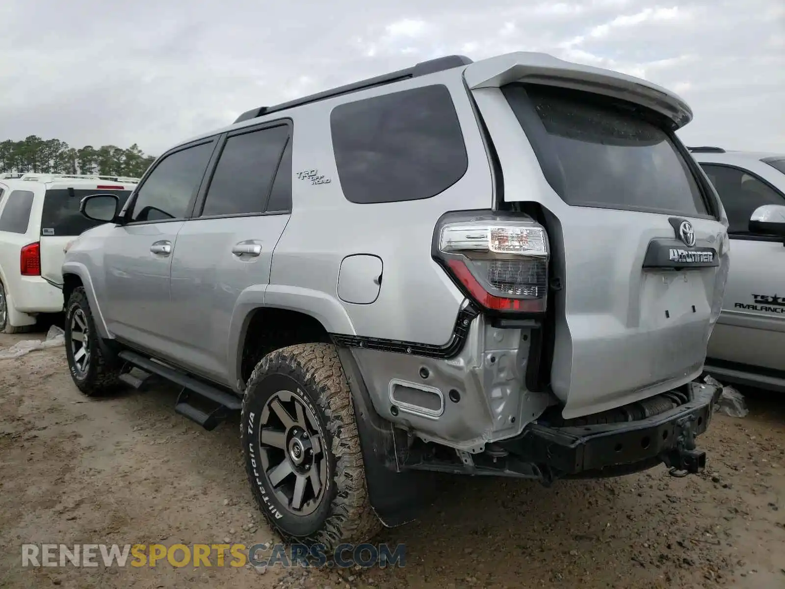3 Photograph of a damaged car JTEBU5JR5L5778529 TOYOTA 4RUNNER 2020