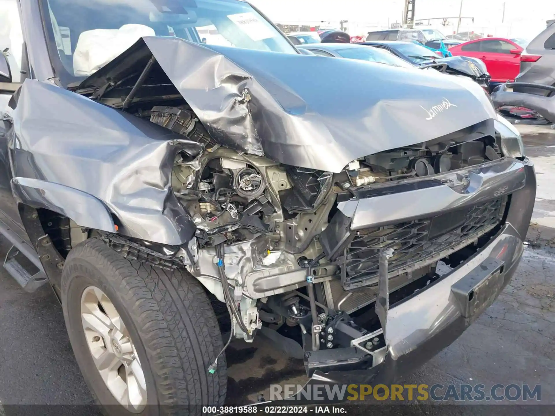 6 Photograph of a damaged car JTEZU5JRXL5225633 TOYOTA 4RUNNER 2020