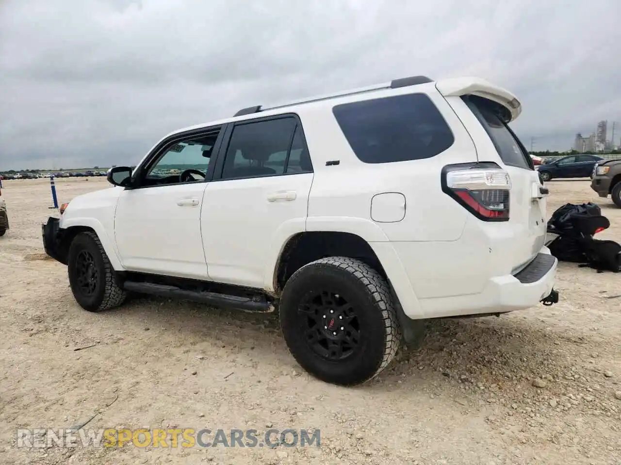 2 Photograph of a damaged car JTEEU5JR0M5229318 TOYOTA 4RUNNER 2021