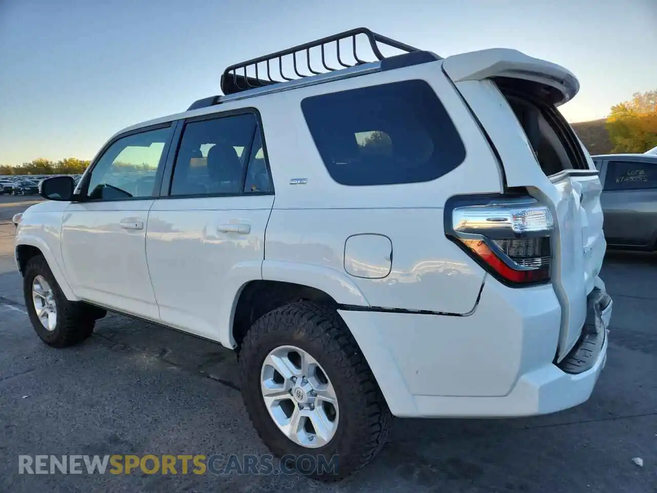 2 Photograph of a damaged car JTEMU5JR6M5969757 TOYOTA 4RUNNER 2021