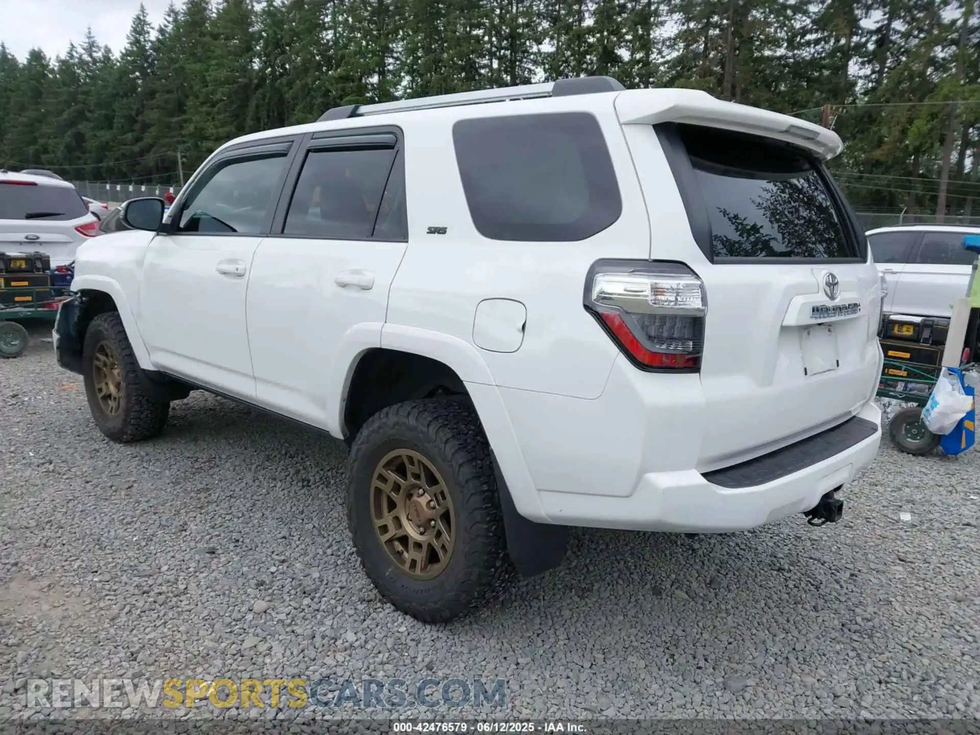 3 Photograph of a damaged car JTENU5JR9M5926342 TOYOTA 4RUNNER 2021