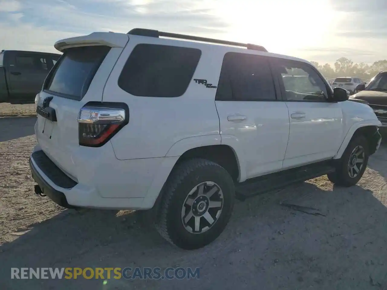 3 Photograph of a damaged car JTERU5JR3M5931327 TOYOTA 4RUNNER 2021