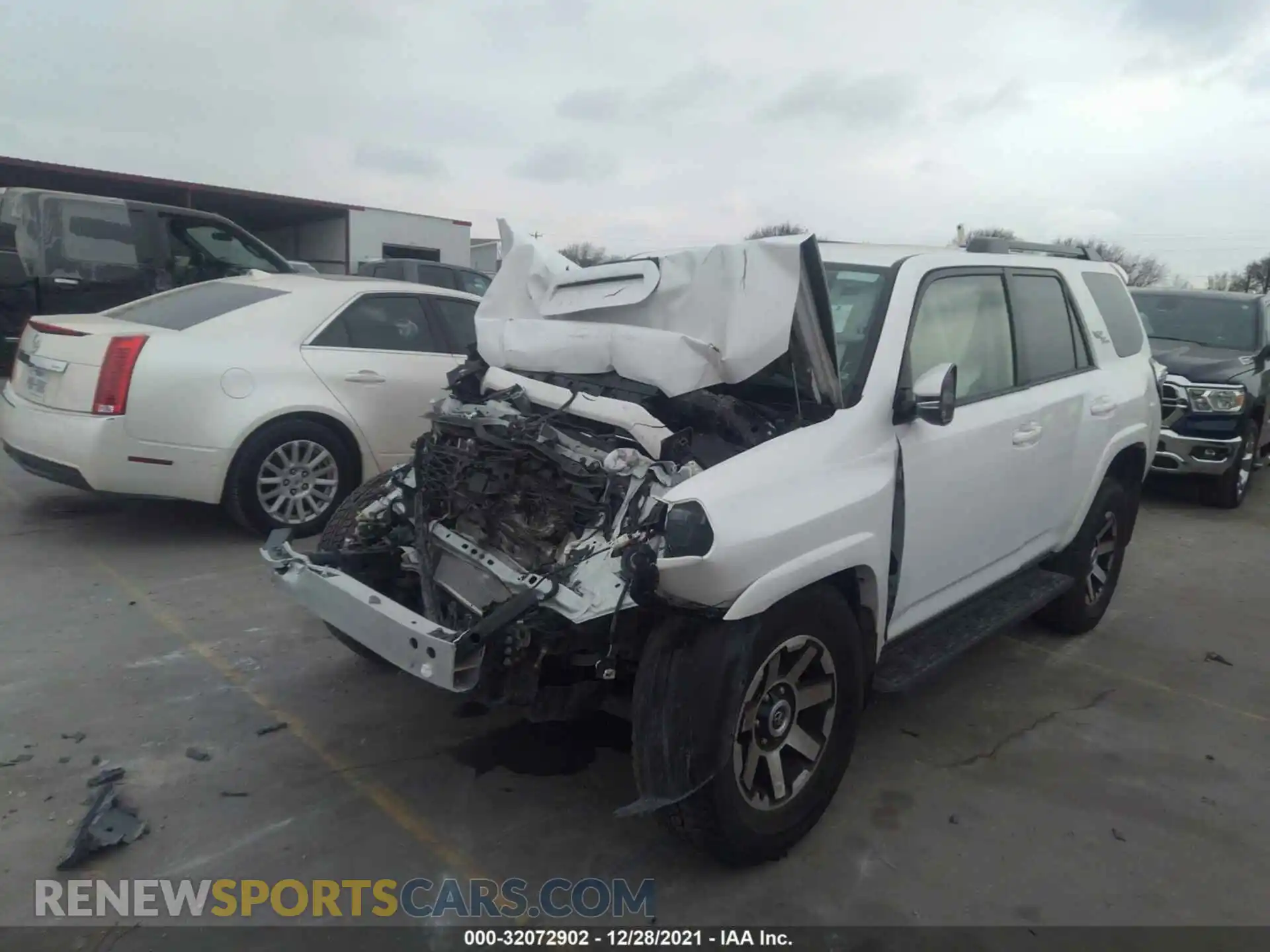 2 fotografías del automóvil dañado JTERU5JR8M5930920 TOYOTA 4RUNNER 2021