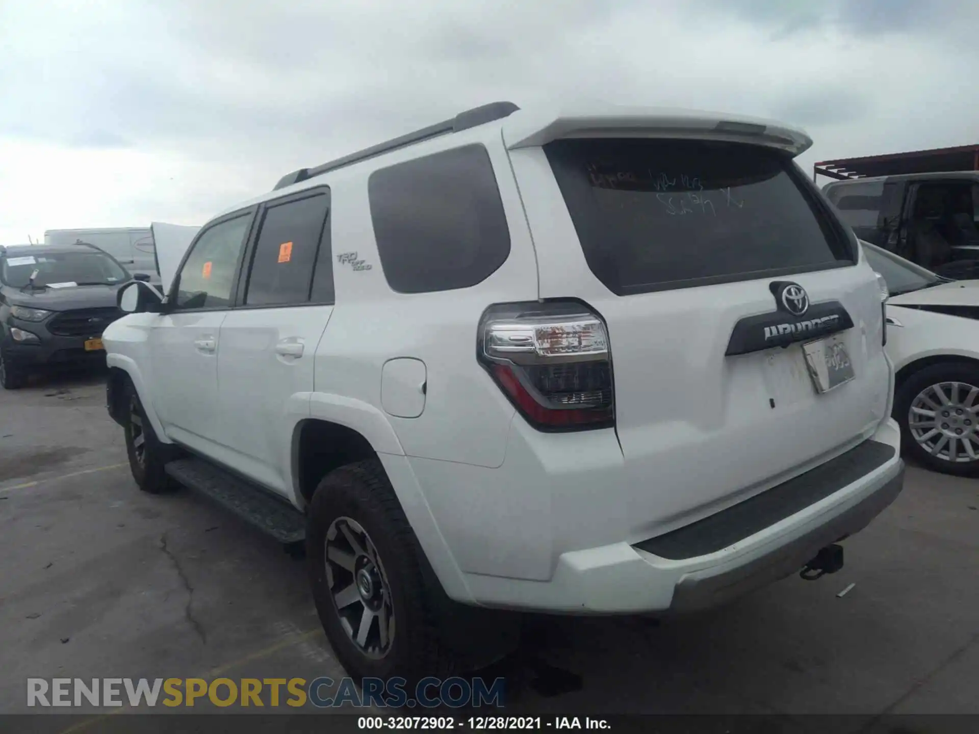 3 fotografías del automóvil dañado JTERU5JR8M5930920 TOYOTA 4RUNNER 2021