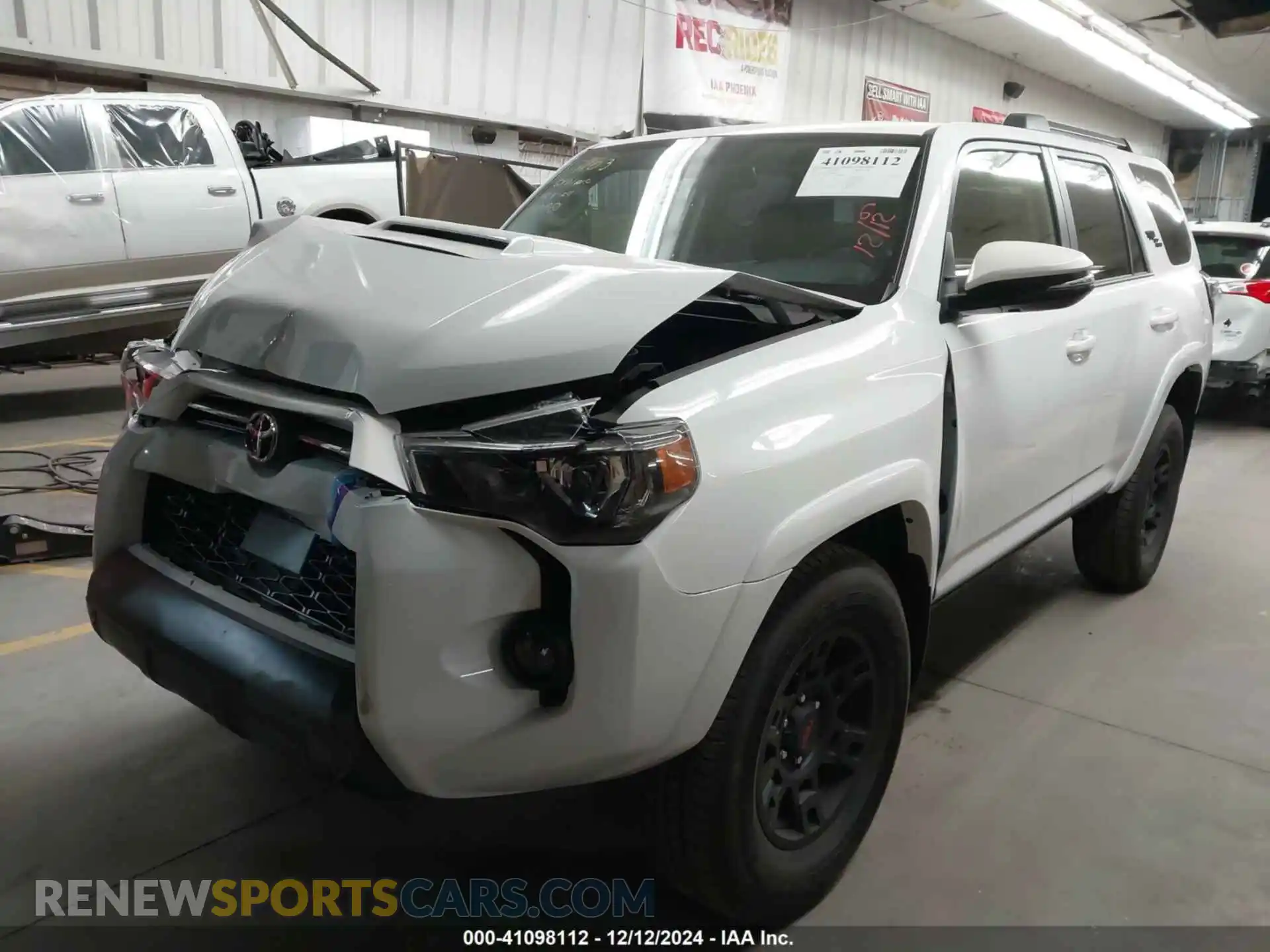 2 fotografías del automóvil dañado JTERU5JR3R6260811 TOYOTA 4RUNNER 2024