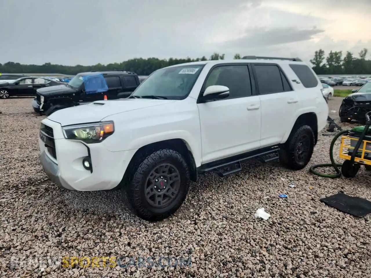 1 Фотография поврежденного автомобиля JTERU5JR4R6290948 TOYOTA 4RUNNER 2024