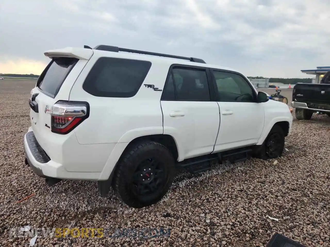 3 Фотография поврежденного автомобиля JTERU5JR4R6290948 TOYOTA 4RUNNER 2024