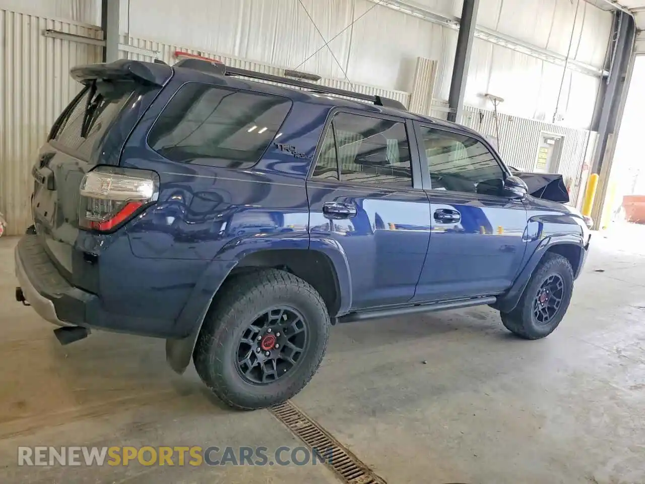 3 Фотография поврежденного автомобиля JTERU5JR6R6270832 TOYOTA 4RUNNER 2024
