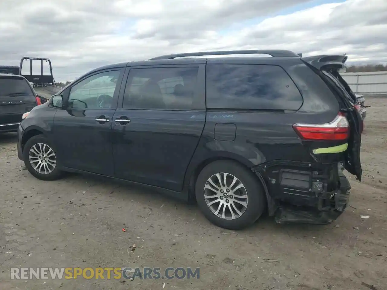 2 Photograph of a damaged car 5TDYZ3DC7LS033996 TOYOTA All Models 2020
