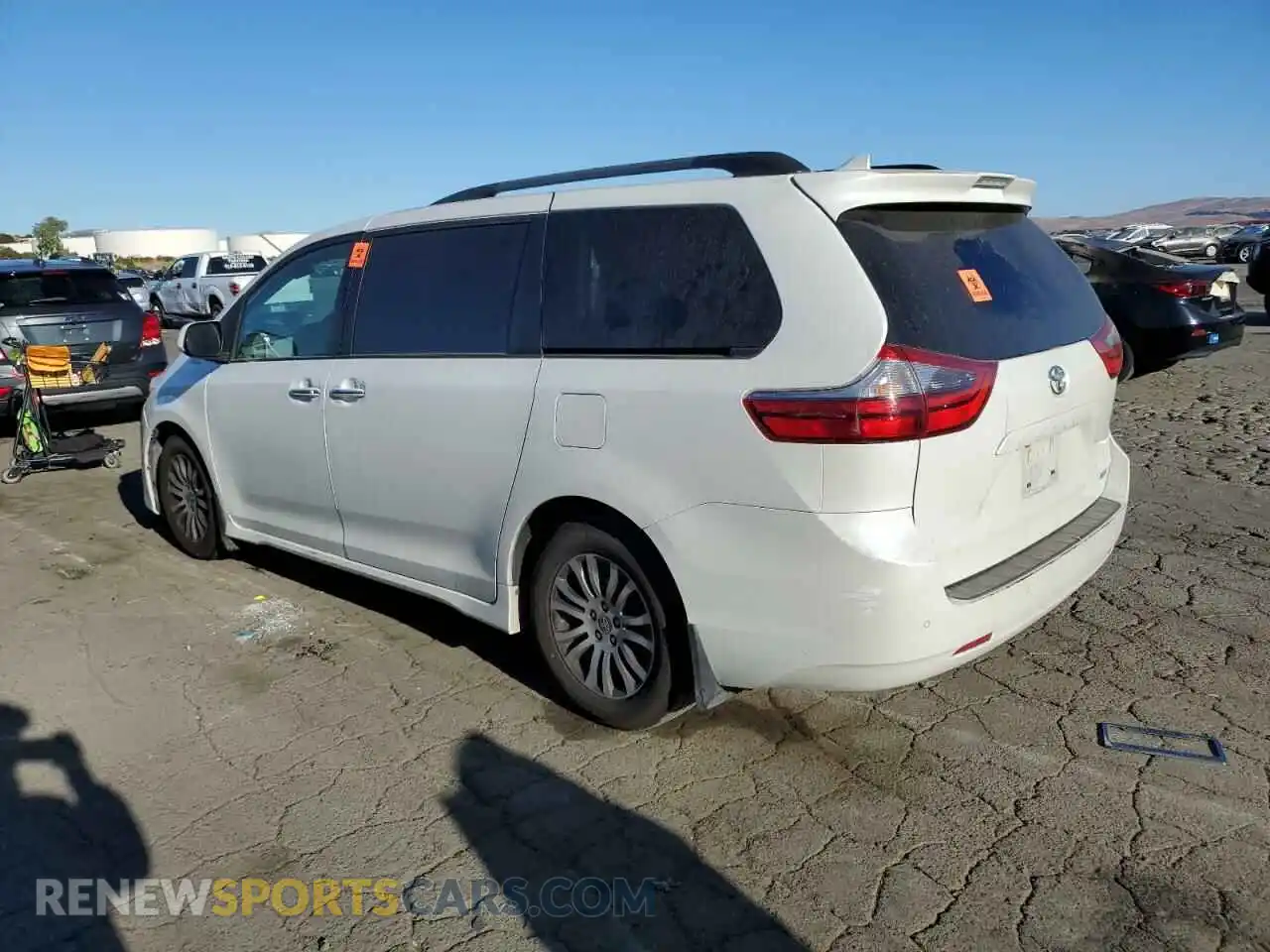 2 Photograph of a damaged car 5TDYZ3DC7LS080252 TOYOTA All Models 2020