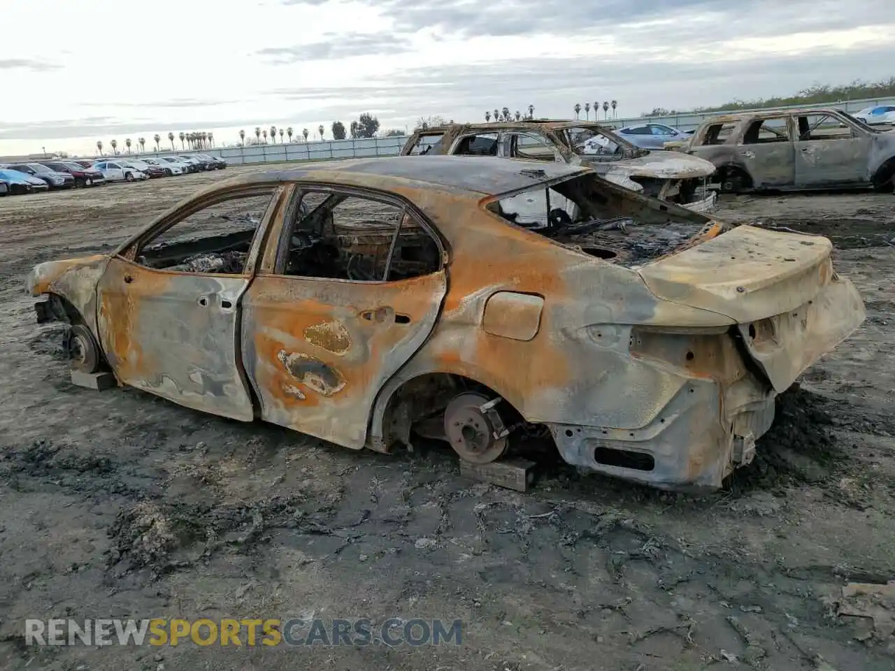 2 fotografías del automóvil dañado 4T1G11AKXMU535770 TOYOTA CAMRY 2021