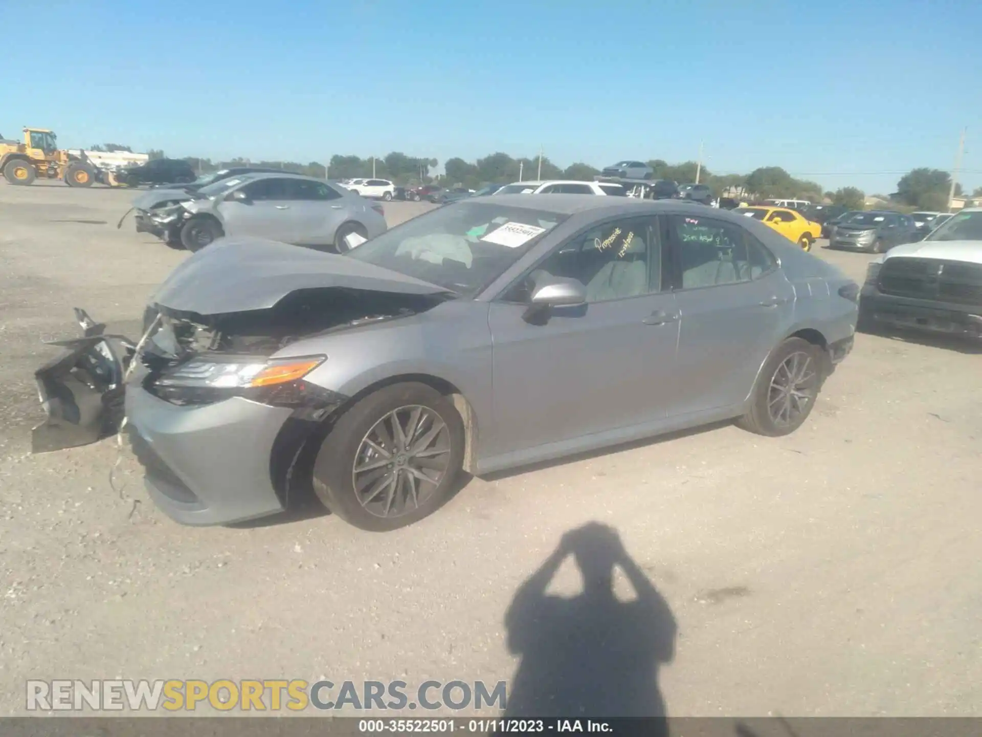 2 fotografías del automóvil dañado 4T1F11AK7PU749695 TOYOTA CAMRY 2023