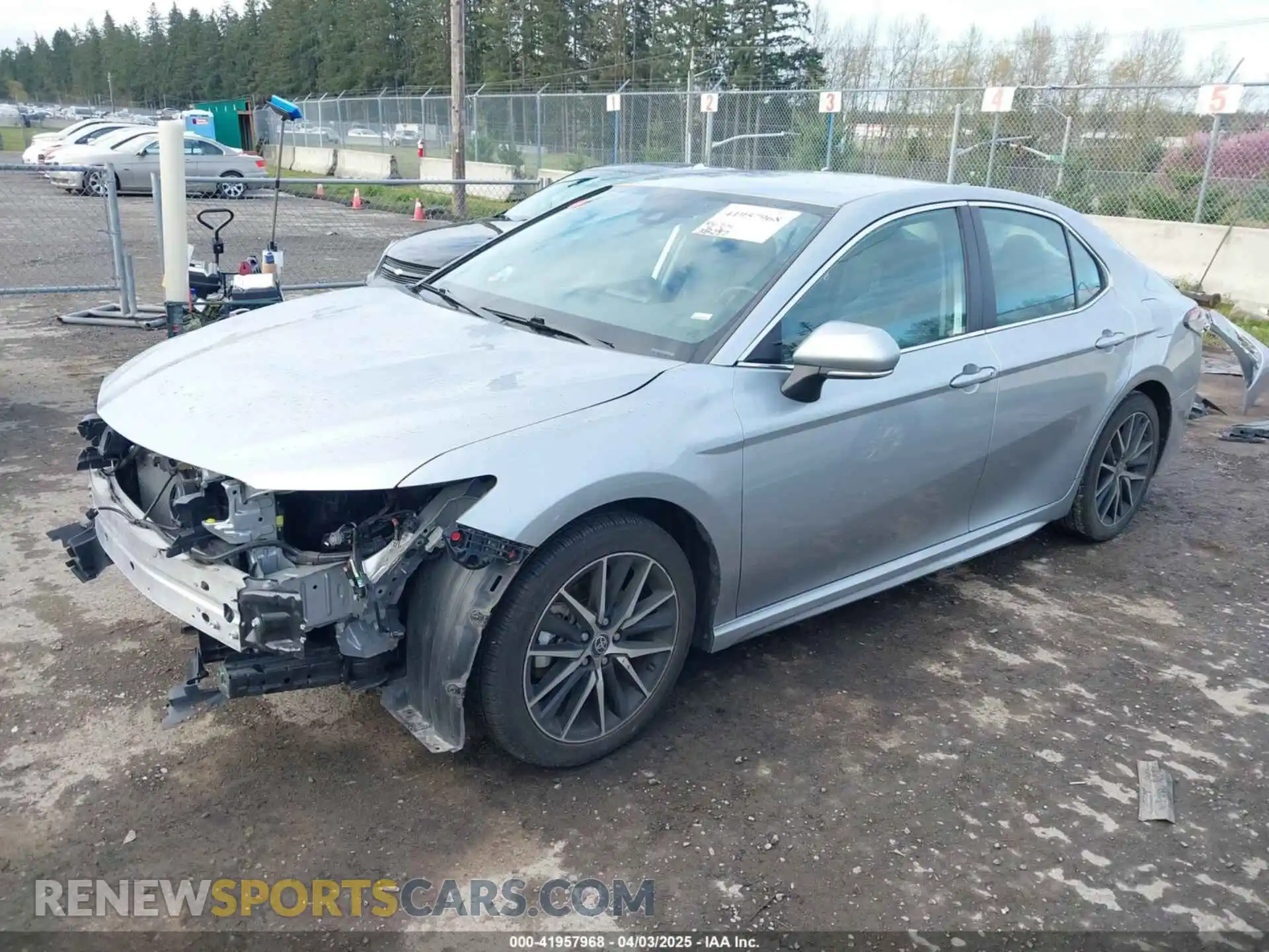 2 fotografías del automóvil dañado 4T1G11AK3PU810657 TOYOTA CAMRY 2023