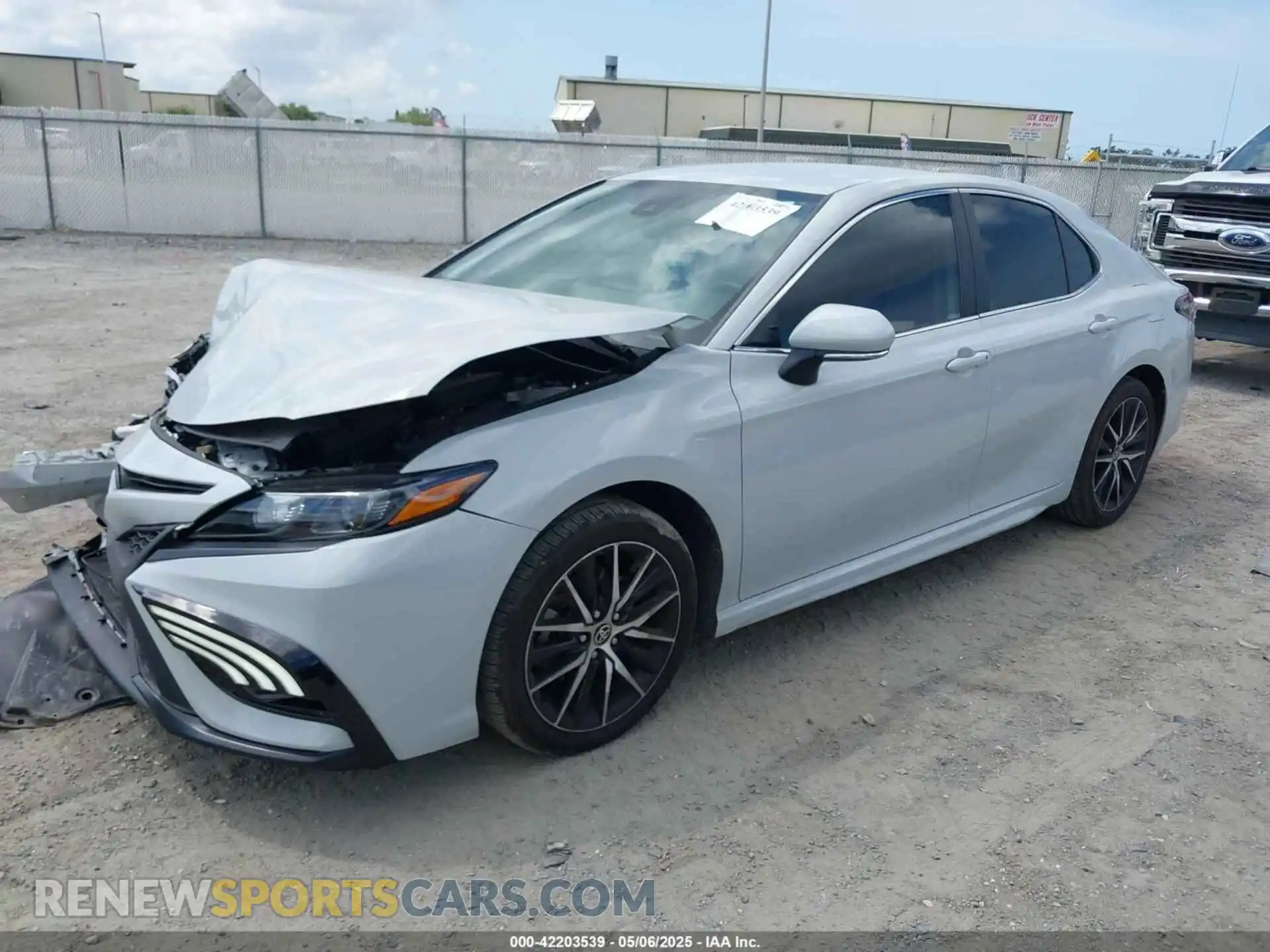 2 fotografías del automóvil dañado 4T1T11AK6PU143727 TOYOTA CAMRY 2023