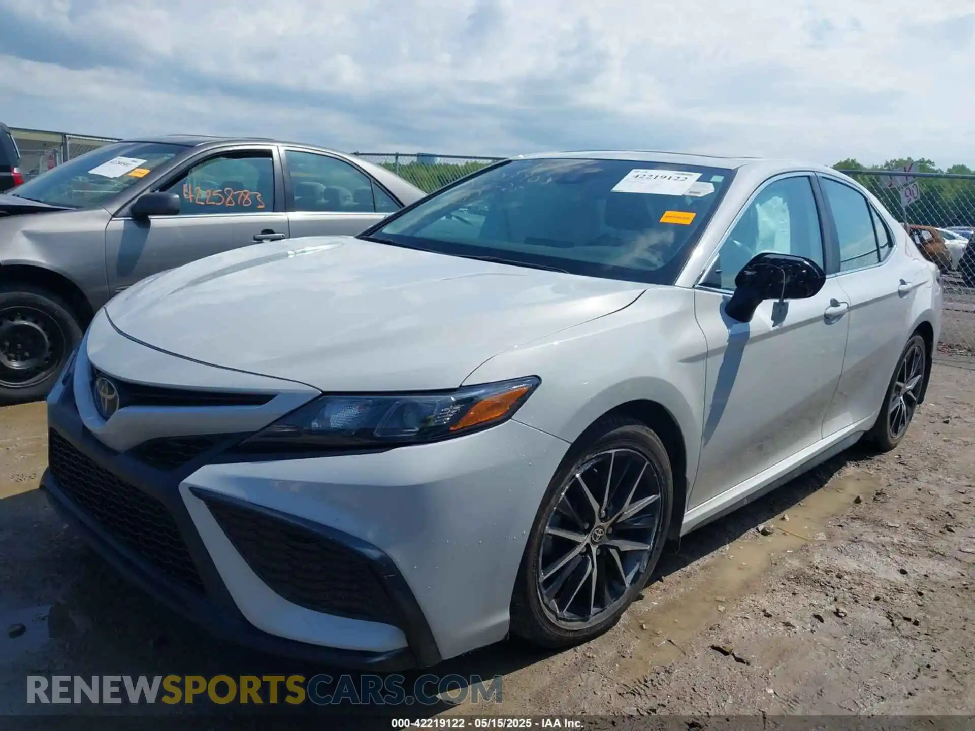 2 fotografías del automóvil dañado 4T1G11BKXRU126304 TOYOTA CAMRY 2024