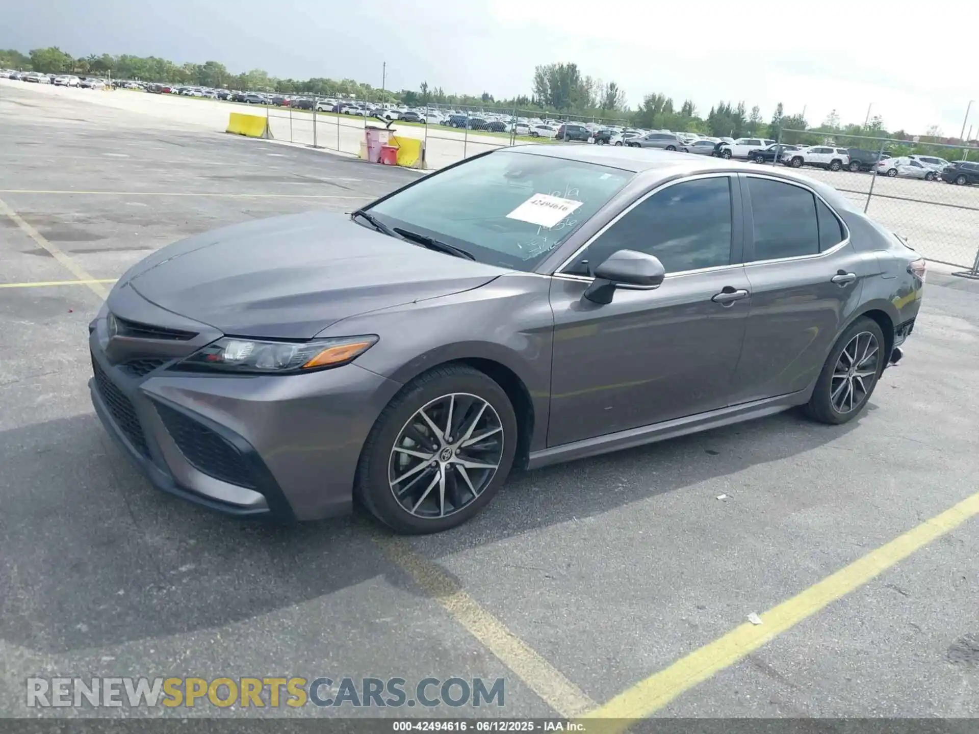 2 fotografías del automóvil dañado 4T1T11AK4RU871436 TOYOTA CAMRY 2024