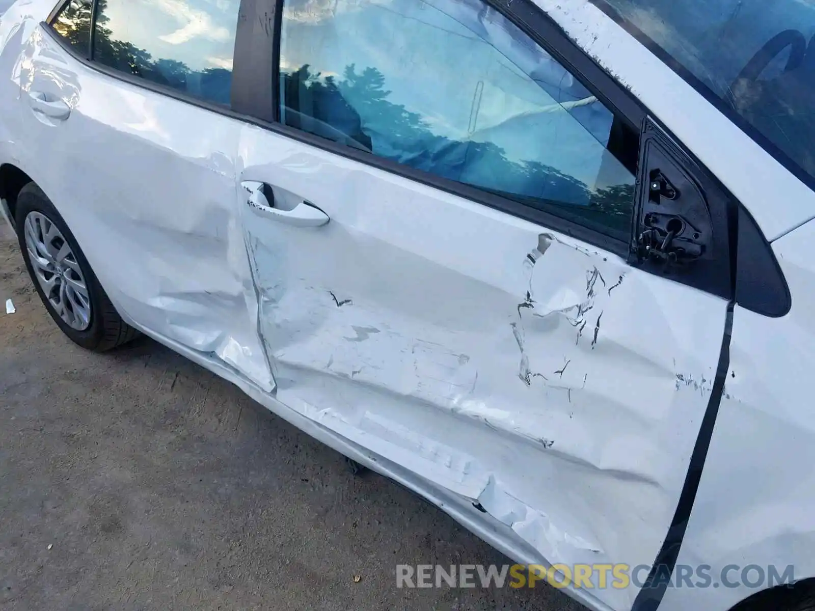 9 Photograph of a damaged car 2T1BURHE1KC143775 TOYOTA COROLLA 2019