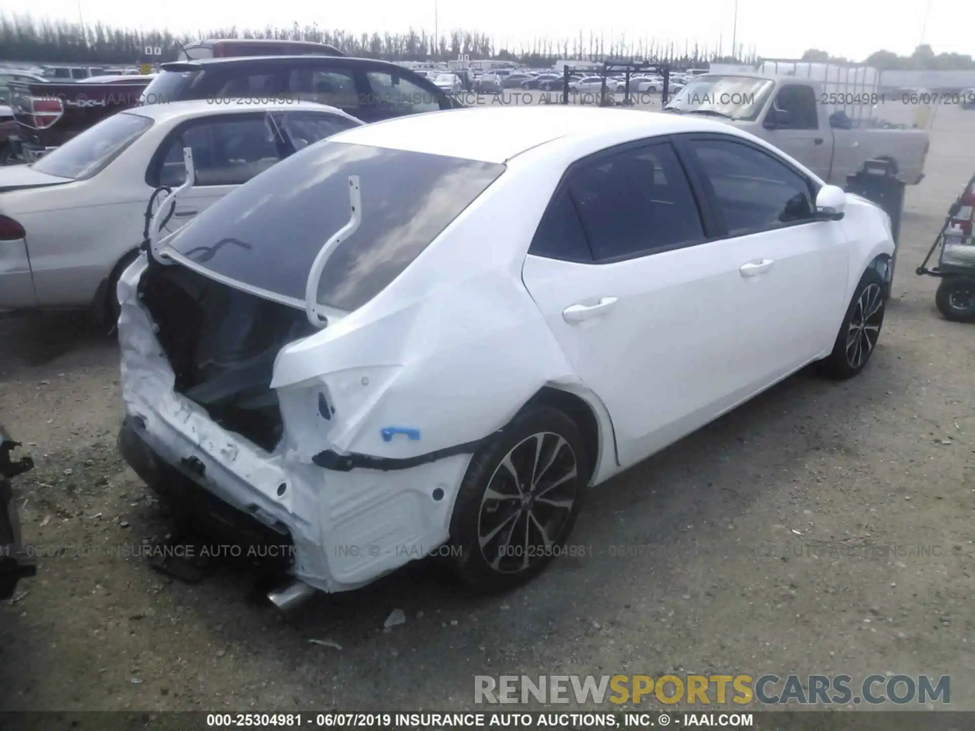 4 Photograph of a damaged car 2T1BURHE5KC200804 TOYOTA COROLLA 2019
