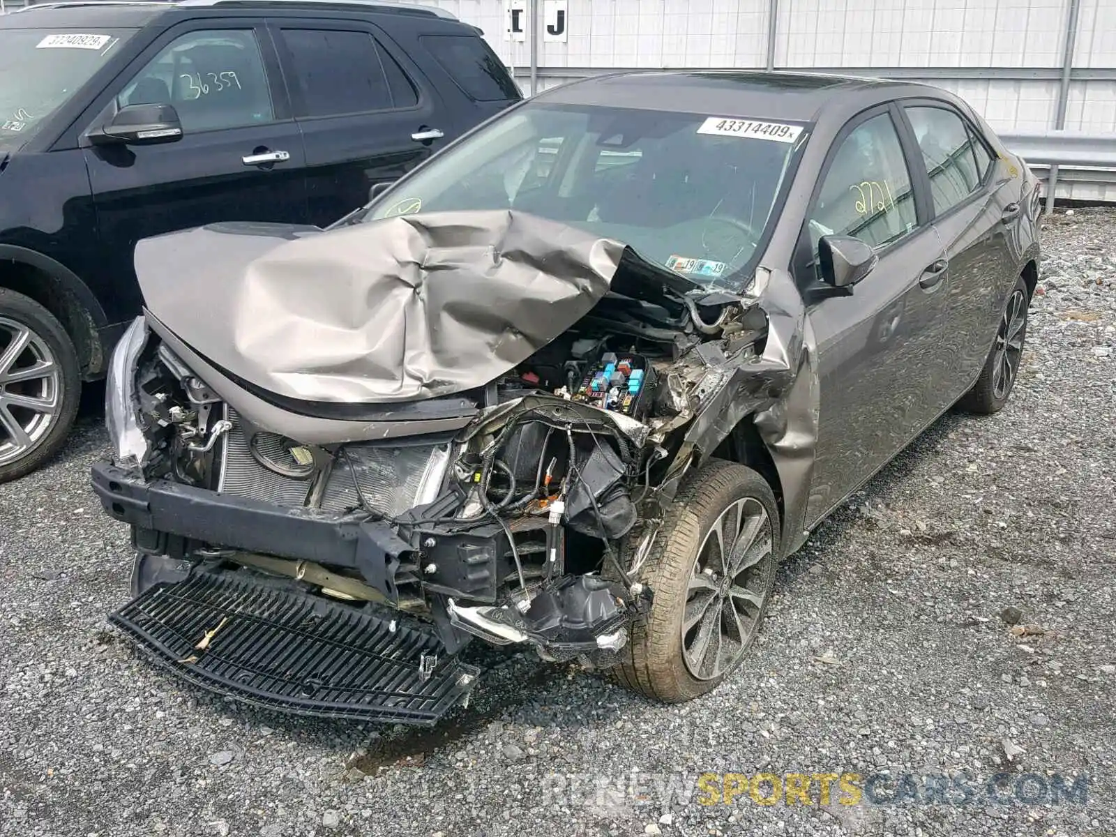 2 Photograph of a damaged car 2T1BURHE8KC160704 TOYOTA COROLLA 2019