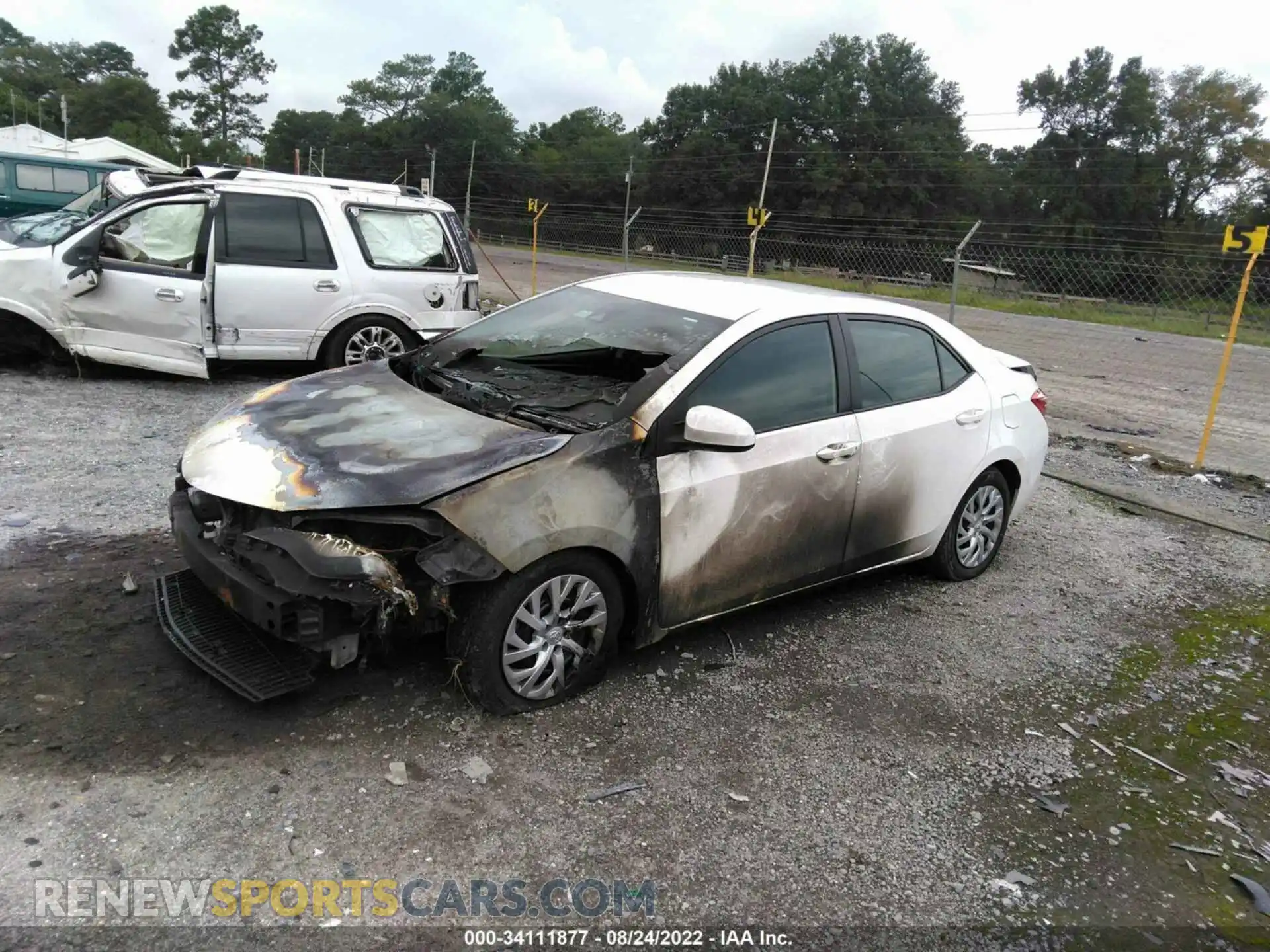 2 fotografías del automóvil dañado 5YFBURHE4KP930381 TOYOTA COROLLA 2019