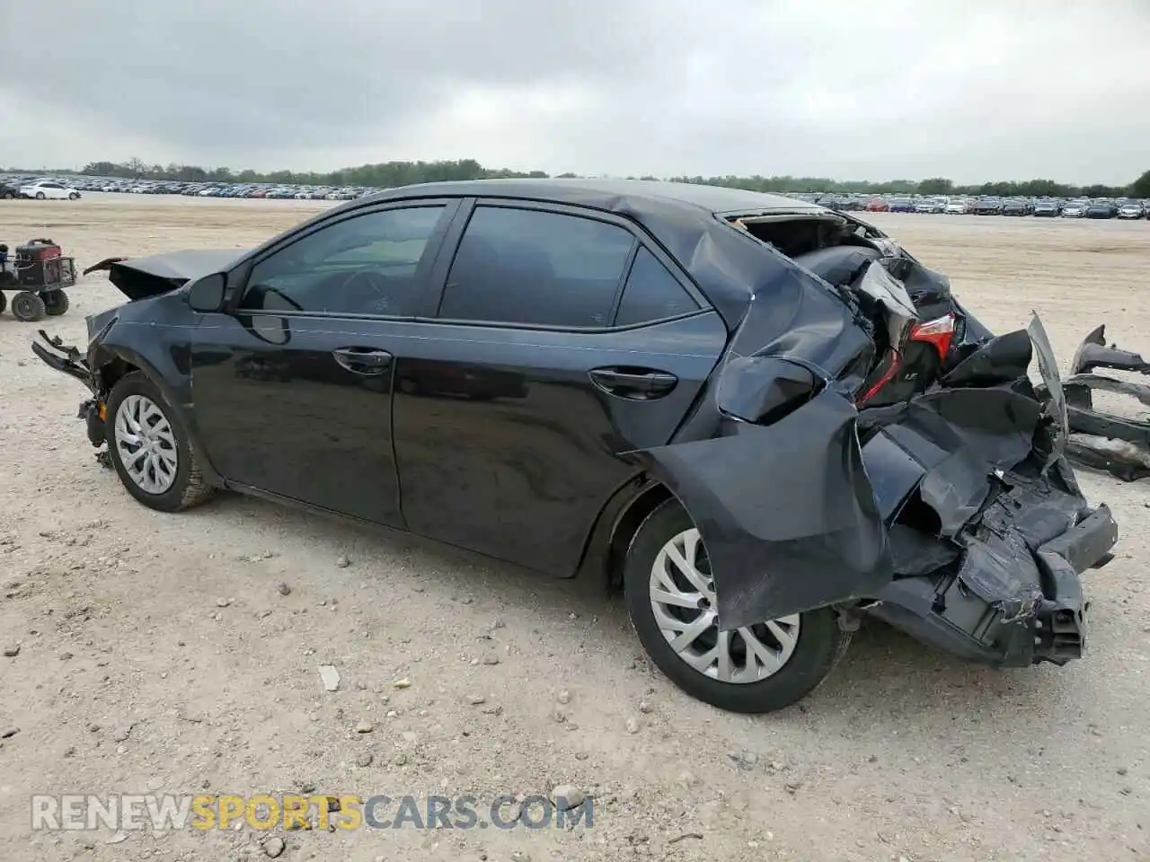2 fotografías del automóvil dañado 5YFBURHE4KP930543 TOYOTA COROLLA 2019