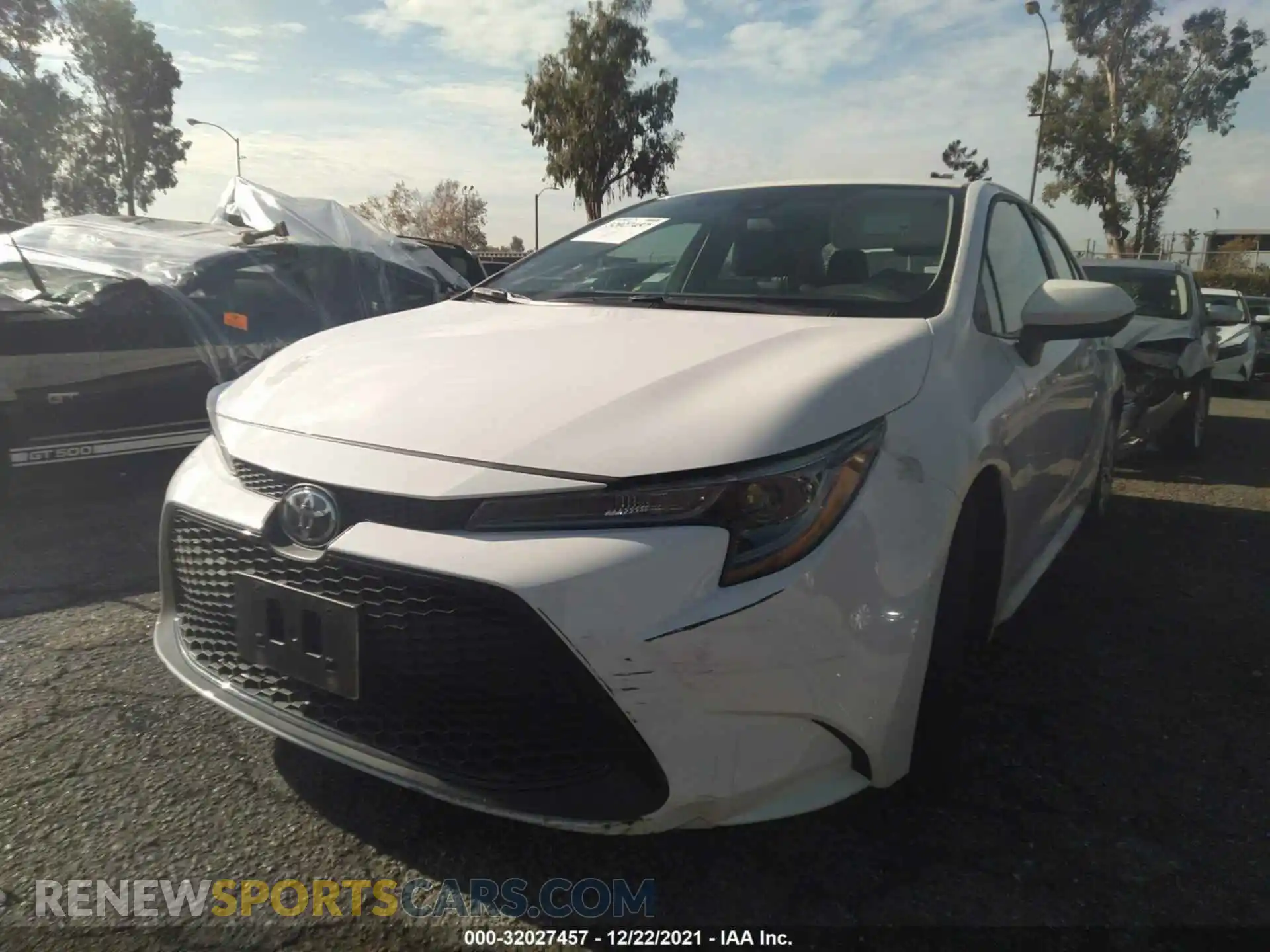2 fotografías del automóvil dañado 5YFEPRAE9LP124844 TOYOTA COROLLA 2020