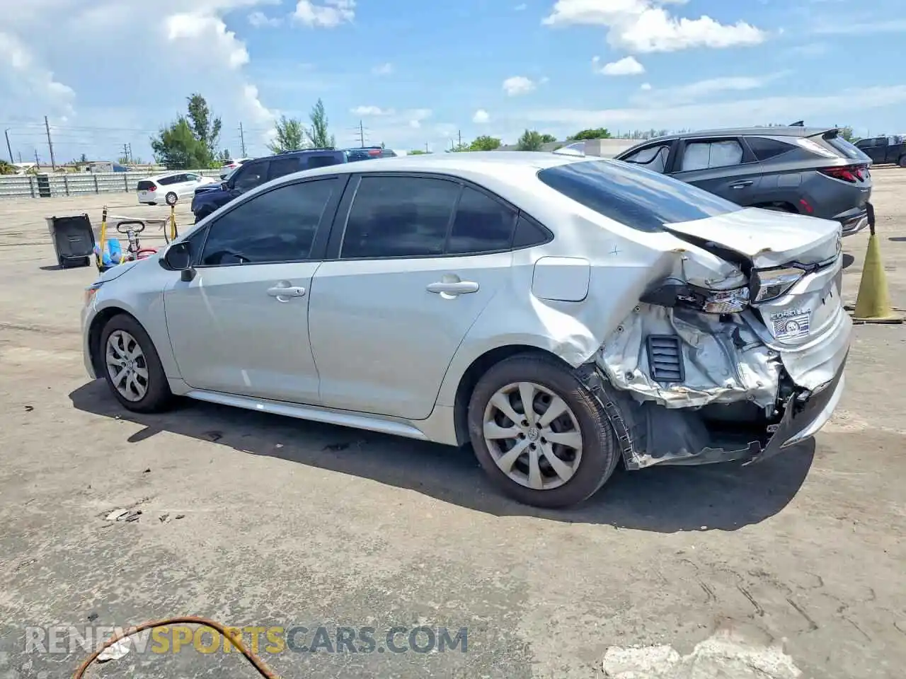 2 fotografías del automóvil dañado 5YFEPMAE4MP152426 TOYOTA COROLLA 2021