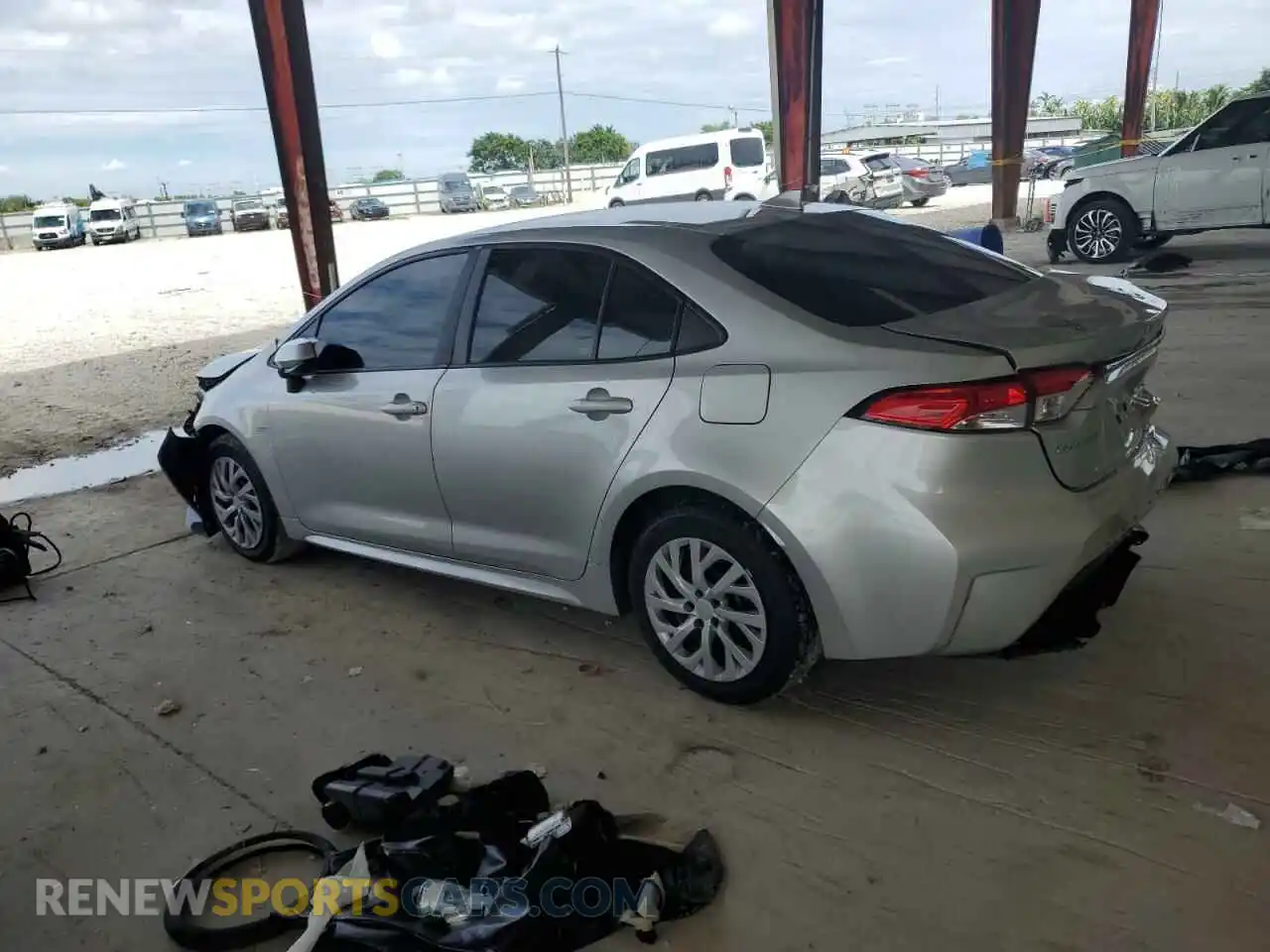2 fotografías del automóvil dañado 5YFEPMAE4MP227416 TOYOTA COROLLA 2021