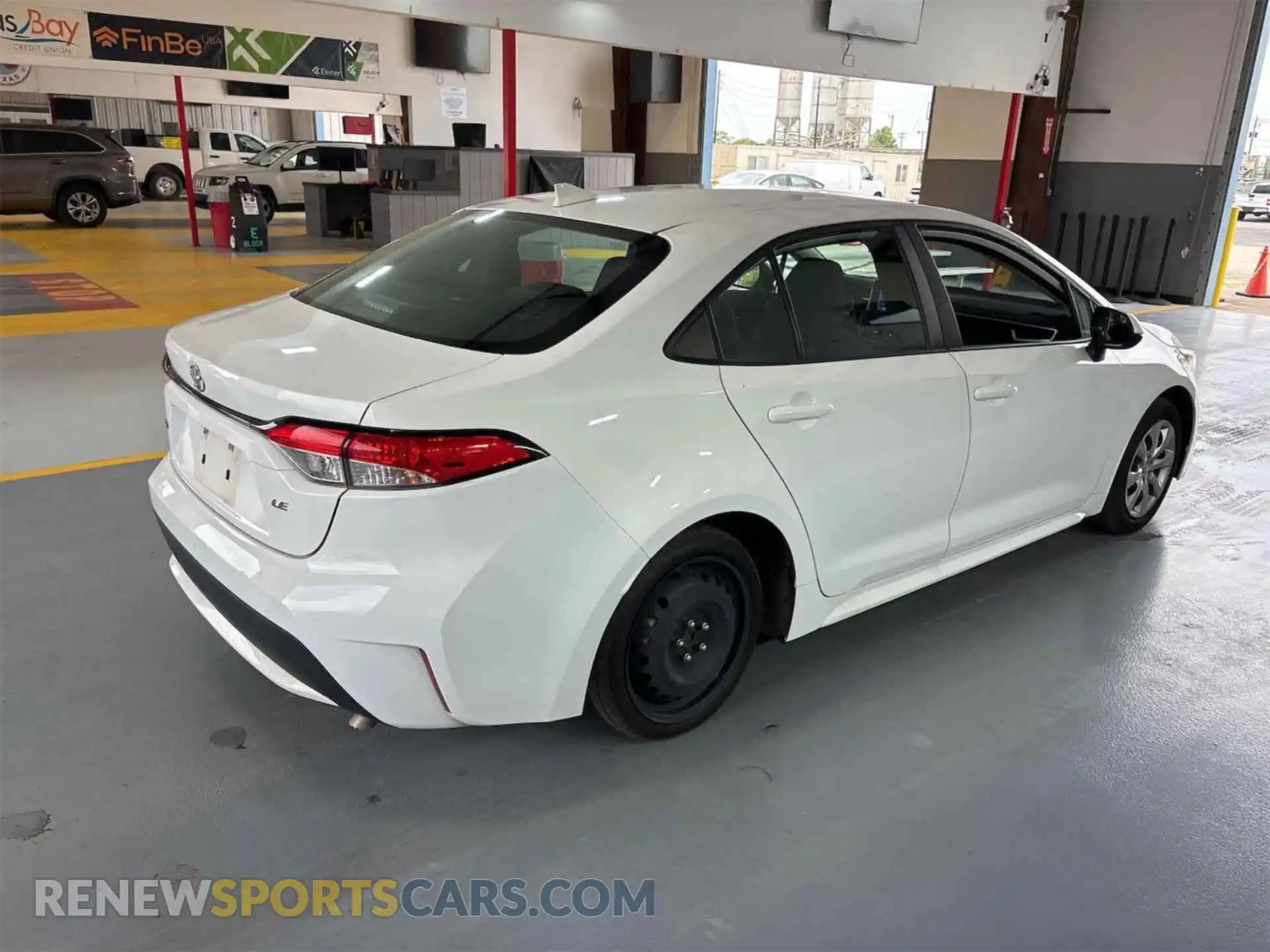 2 fotografías del automóvil dañado 5YFEPMAE7MP263424 TOYOTA COROLLA 2021