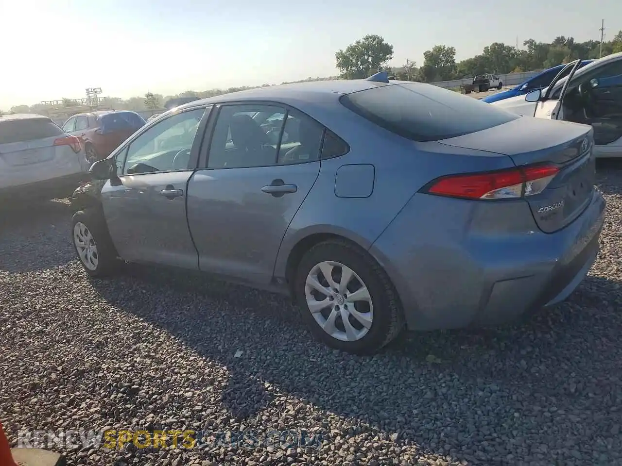 2 fotografías del automóvil dañado 5YFEPMAE9MP205315 TOYOTA COROLLA 2021