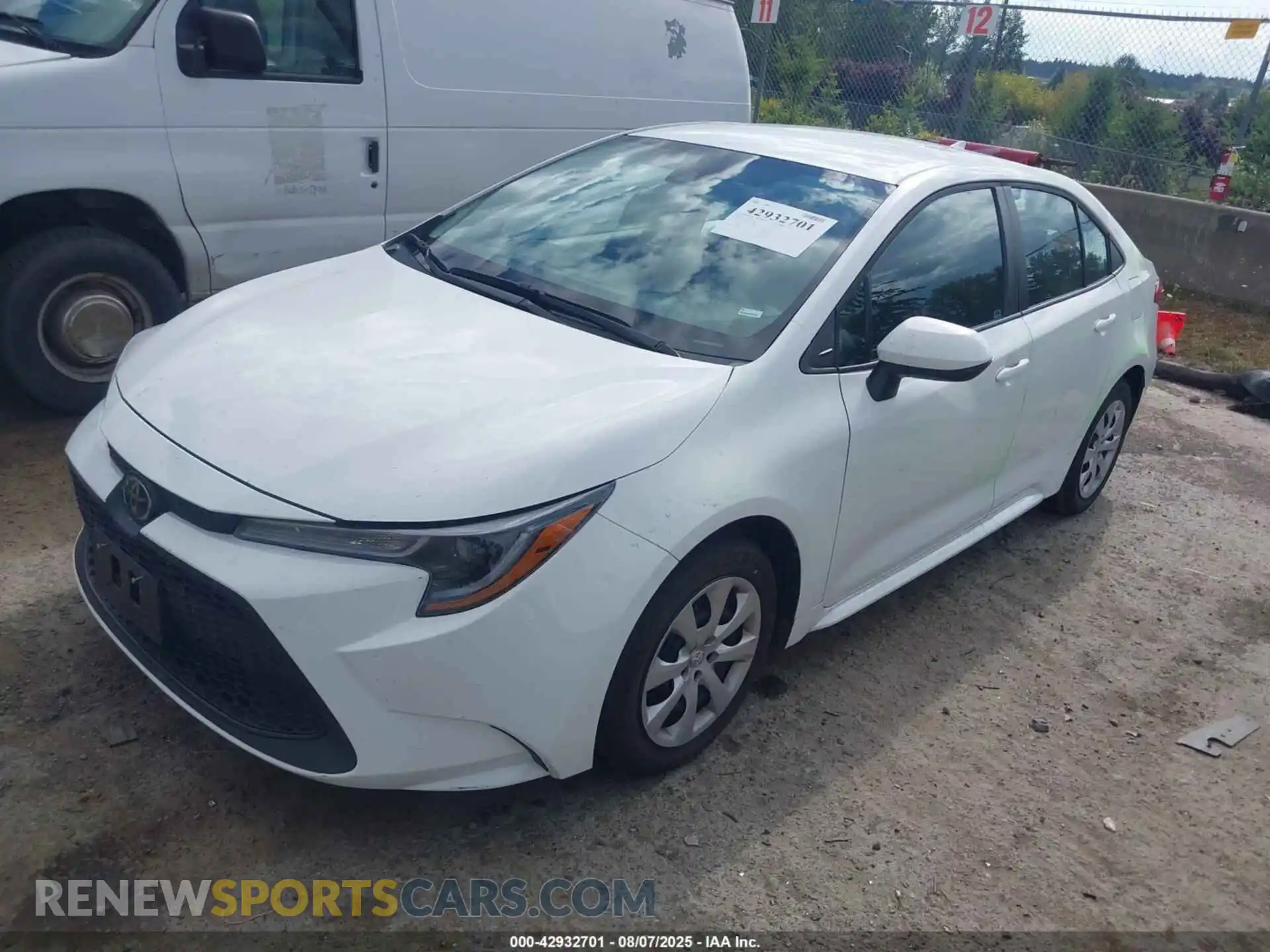 2 fotografías del automóvil dañado 5YFEPMAE9MP213804 TOYOTA COROLLA 2021