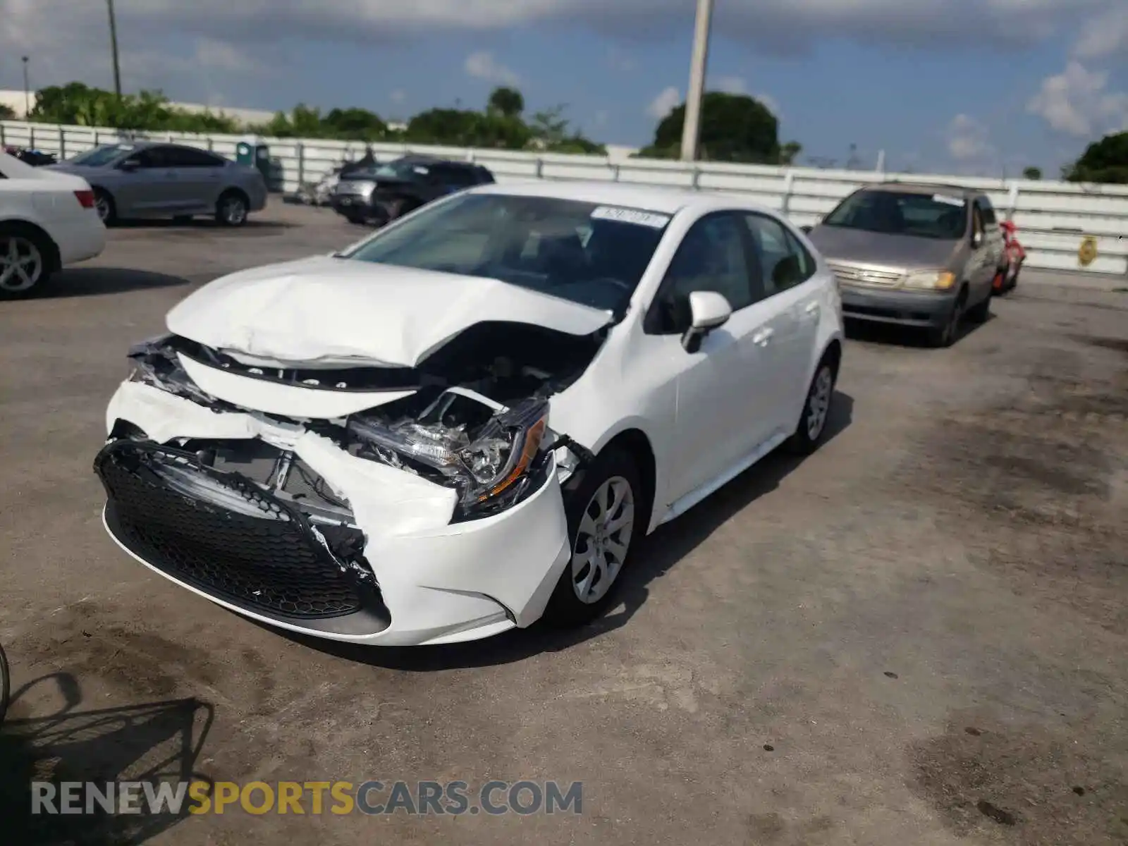 2 fotografías del automóvil dañado 5YFEPMAE9MP258659 TOYOTA COROLLA 2021