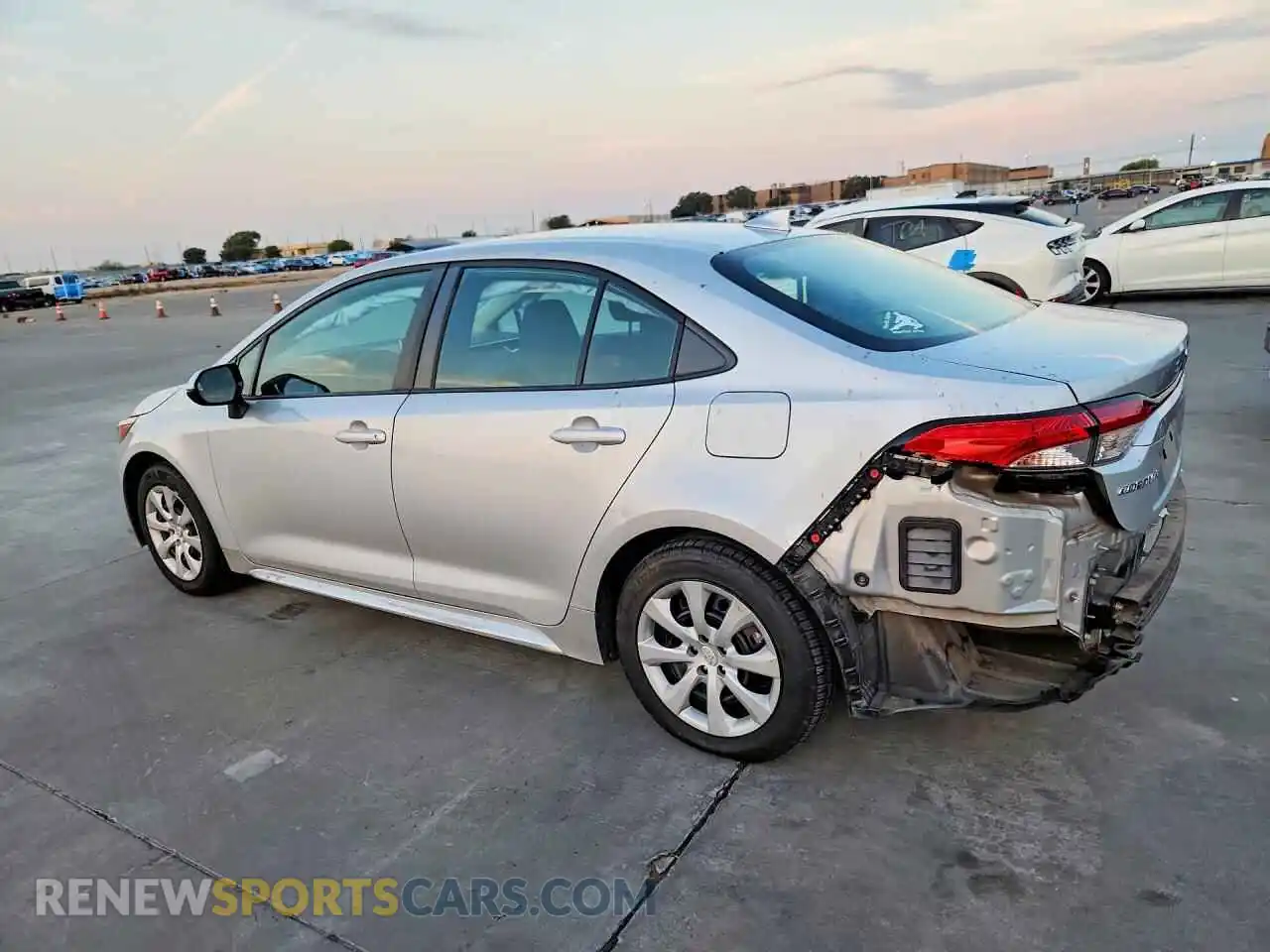 2 fotografías del automóvil dañado 5YFEPMAEXMP157811 TOYOTA COROLLA 2021