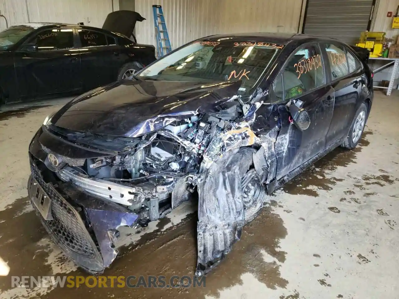 2 fotografías del automóvil dañado 5YFEPMAEXMP242325 TOYOTA COROLLA 2021
