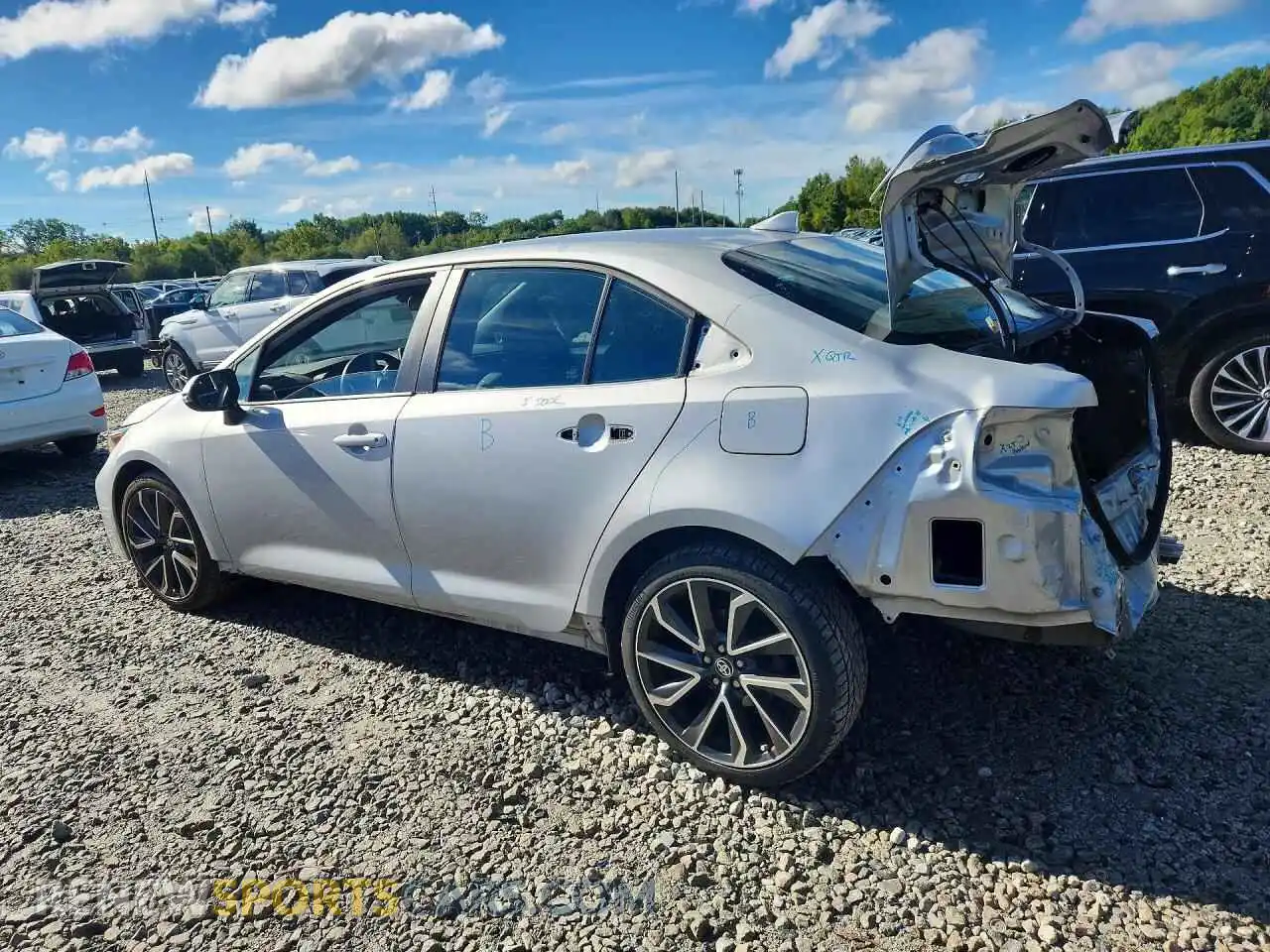 2 fotografías del automóvil dañado 5YFS4MCE8MP064455 TOYOTA COROLLA 2021