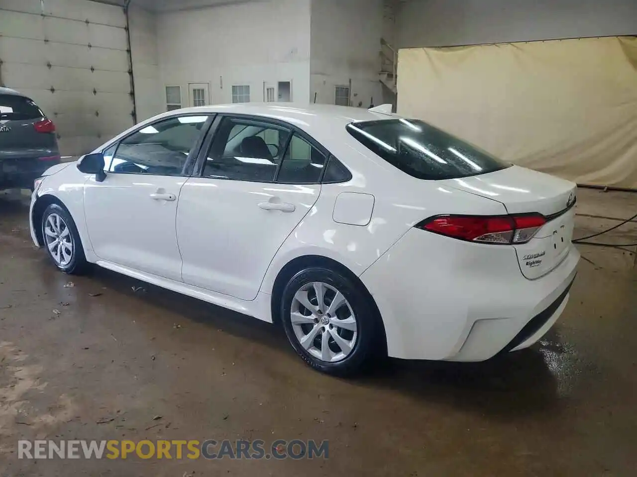 2 fotografías del automóvil dañado 5YFEPMAE4NP295085 TOYOTA COROLLA 2022