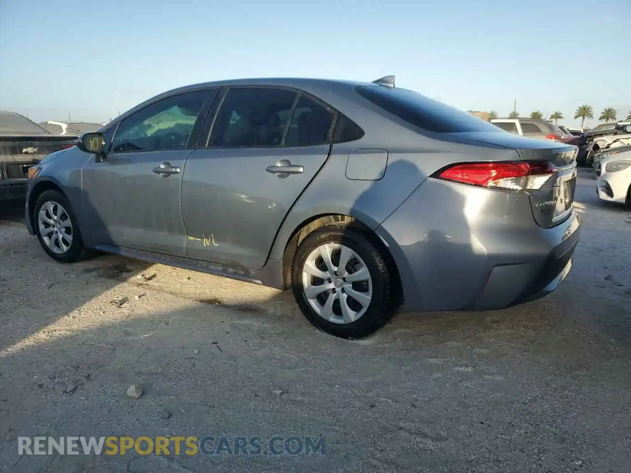 2 fotografías del automóvil dañado 5YFEPMAE5NP296844 TOYOTA COROLLA 2022