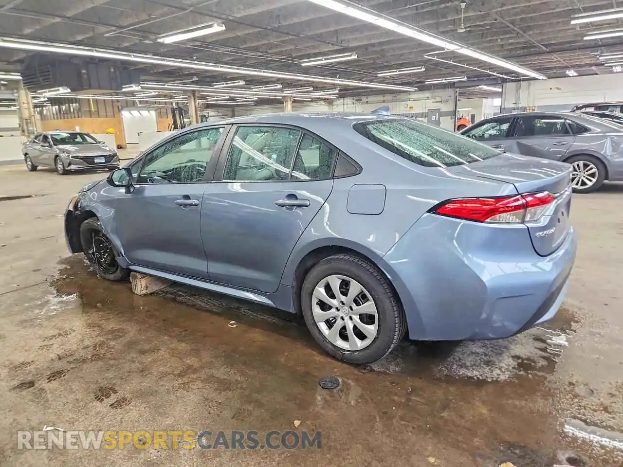 2 fotografías del automóvil dañado 5YFEPMAE8NP313135 TOYOTA COROLLA 2022