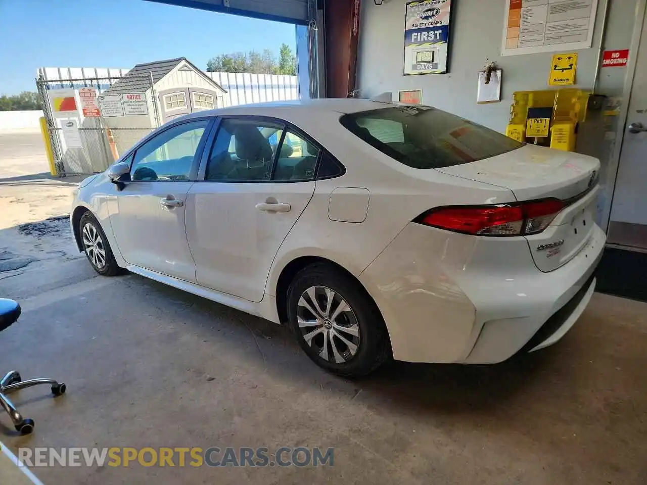 2 fotografías del automóvil dañado JTDEAMDE2N3003147 TOYOTA COROLLA 2022