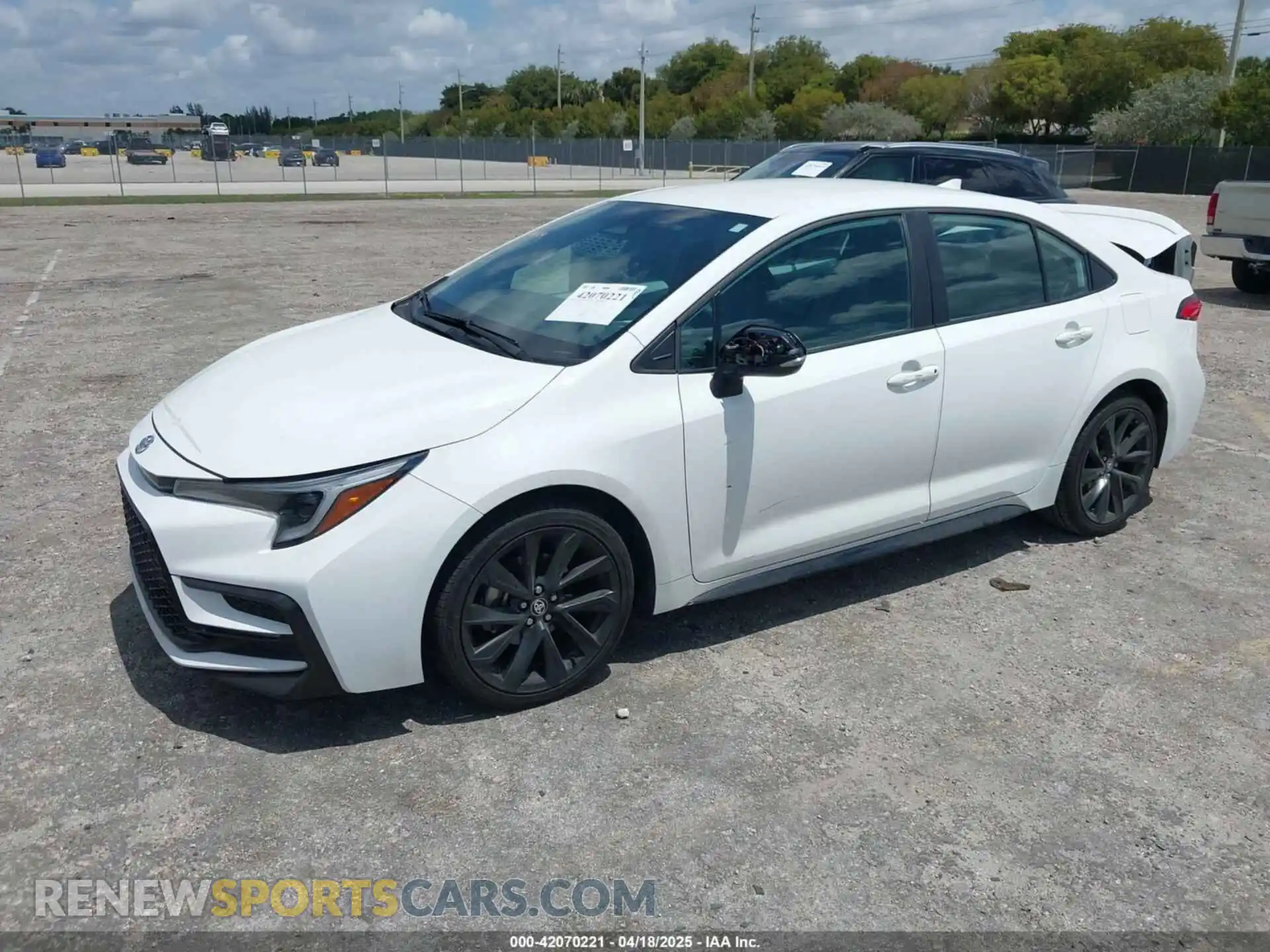 2 fotografías del automóvil dañado 5YFS4MCE5RP182874 TOYOTA COROLLA 2024