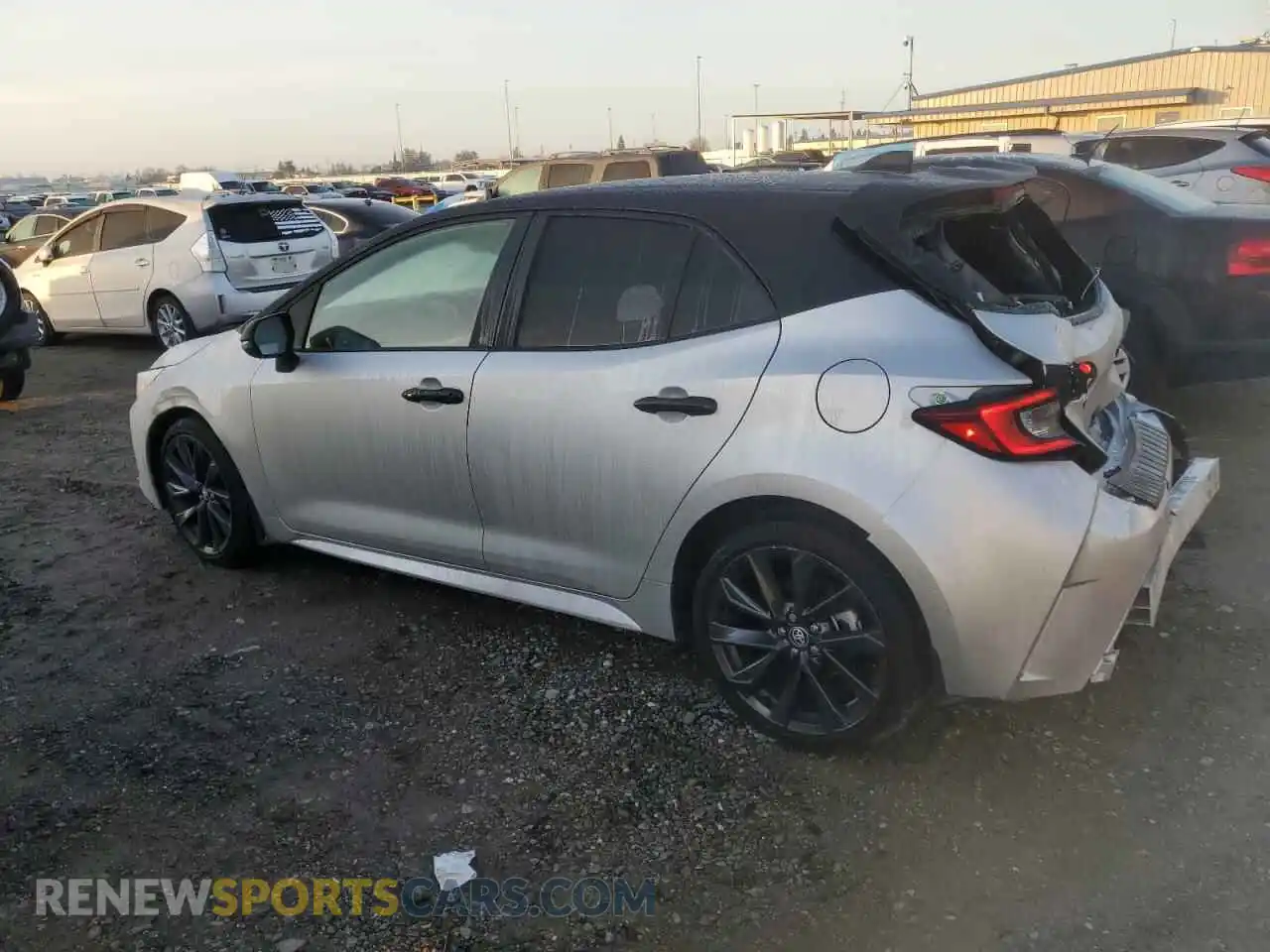 2 fotografías del automóvil dañado JTNC4MBE8R3220012 TOYOTA COROLLA 2024