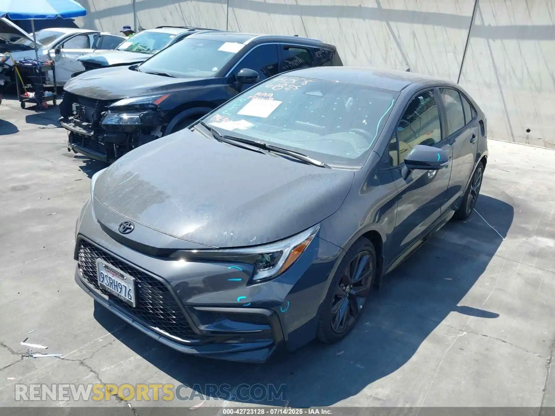 2 fotografías del automóvil dañado 5YFS4MCE0SP230707 TOYOTA COROLLA 2025