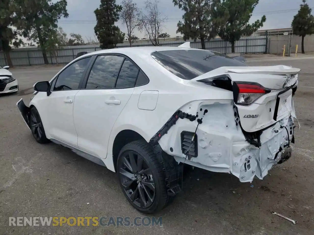 2 fotografías del automóvil dañado 5YFS4MCE5SP233649 TOYOTA COROLLA 2025