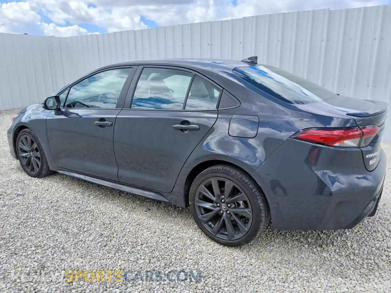 2 fotografías del automóvil dañado 5YFT4MCE0TP266712 TOYOTA COROLLA 2026