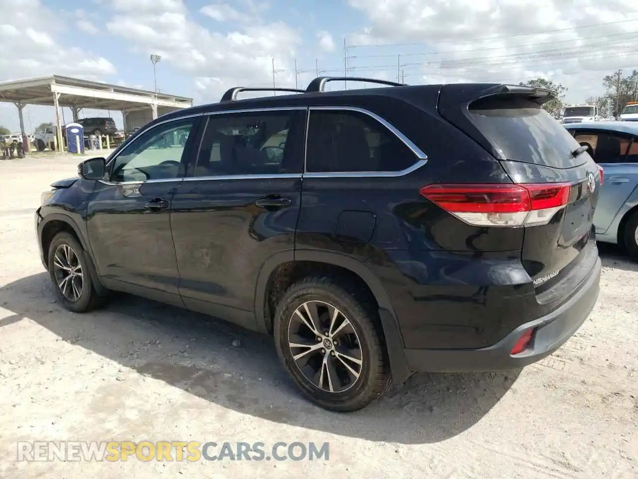 2 Photograph of a damaged car 5TDBZRFH0KS957549 TOYOTA HIGHLANDER 2019