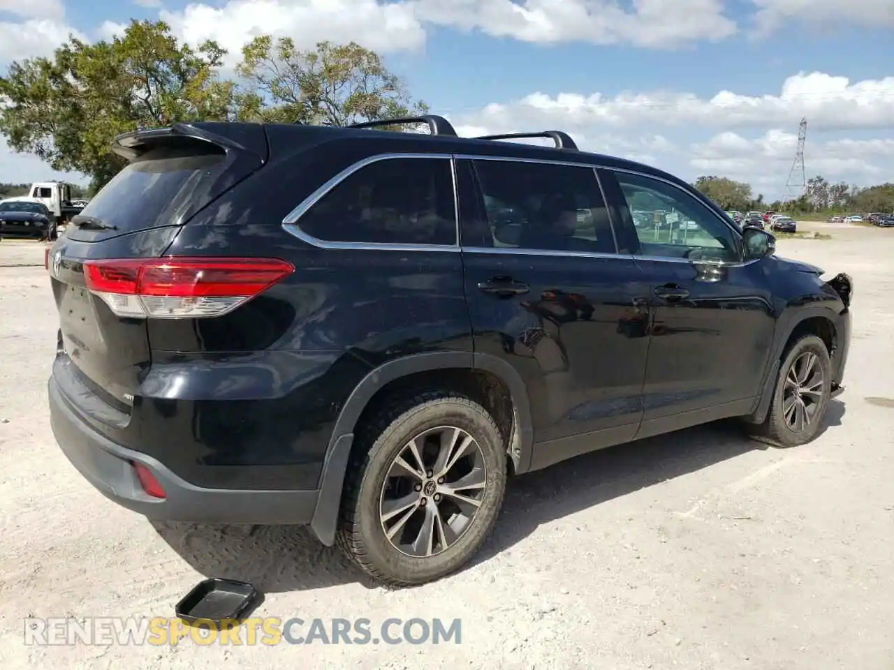 3 Photograph of a damaged car 5TDBZRFH0KS957549 TOYOTA HIGHLANDER 2019