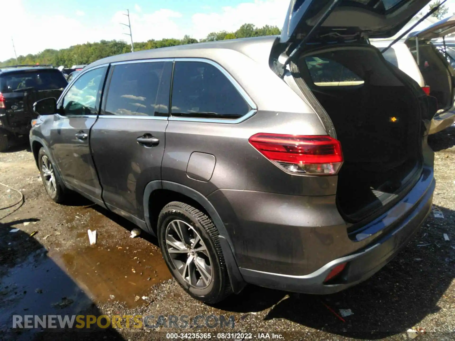 3 Photograph of a damaged car 5TDBZRFH1KS970357 TOYOTA HIGHLANDER 2019