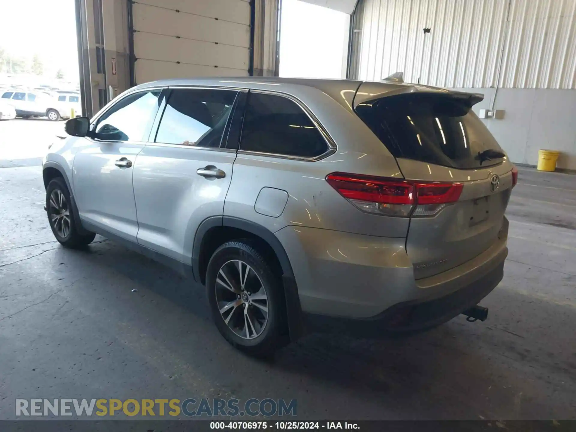 3 Photograph of a damaged car 5TDBZRFH2KS717533 TOYOTA HIGHLANDER 2019