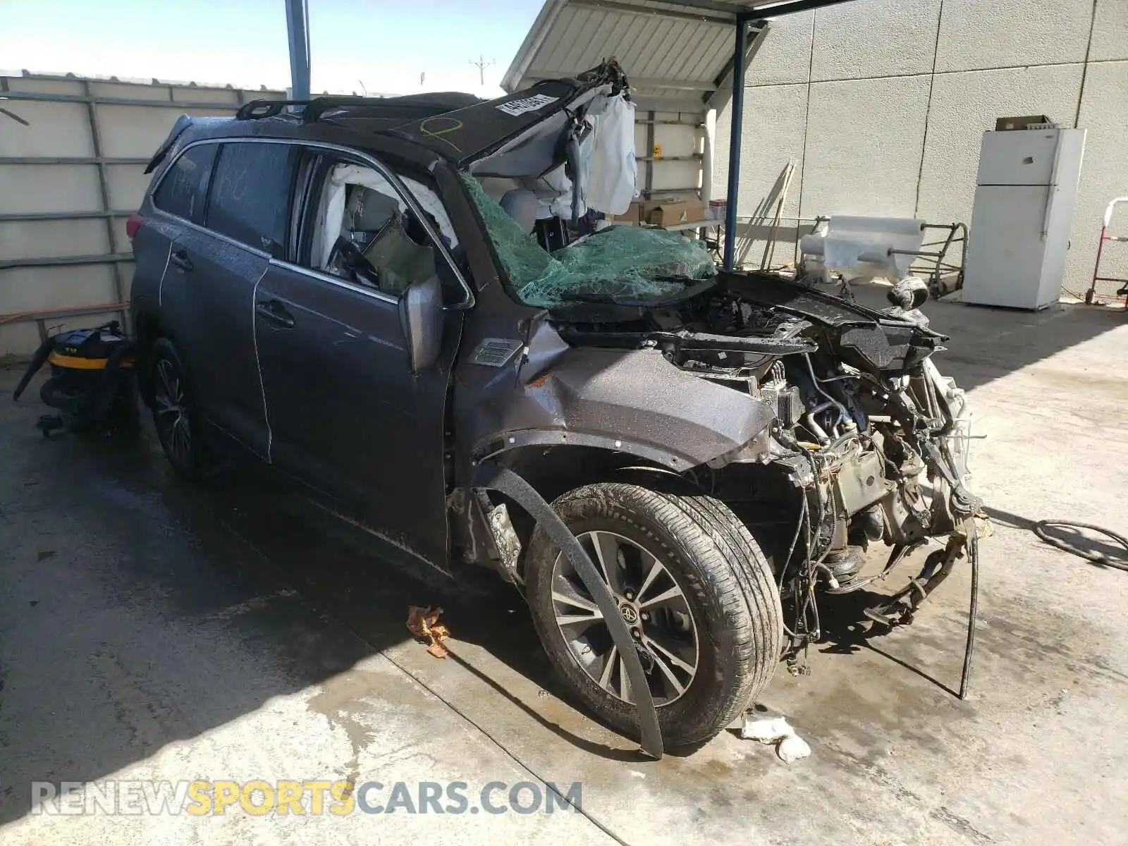 1 Photograph of a damaged car 5TDBZRFH2KS746305 TOYOTA HIGHLANDER 2019