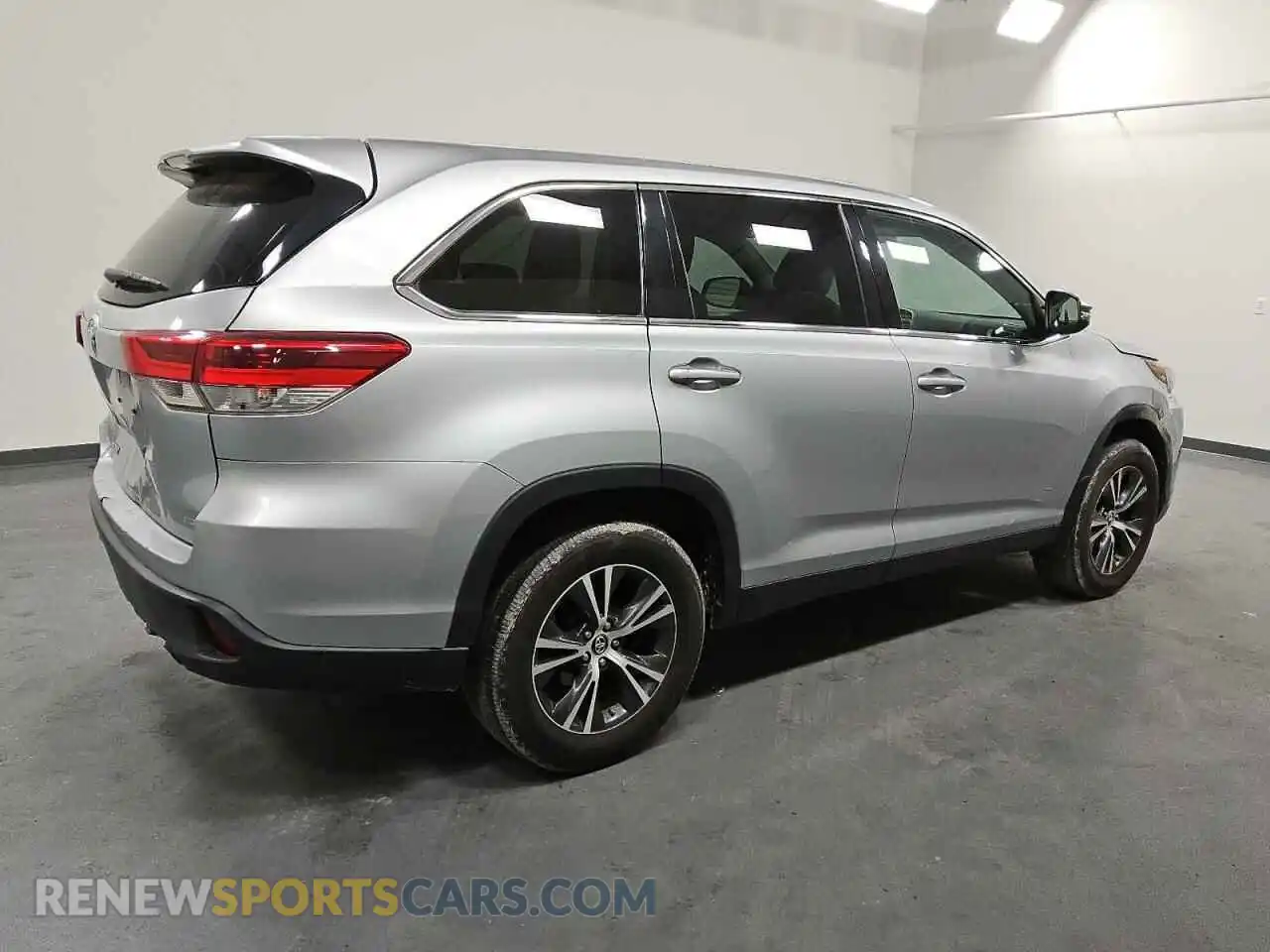 3 fotografías del automóvil dañado 5TDBZRFH4KS995995 TOYOTA HIGHLANDER 2019